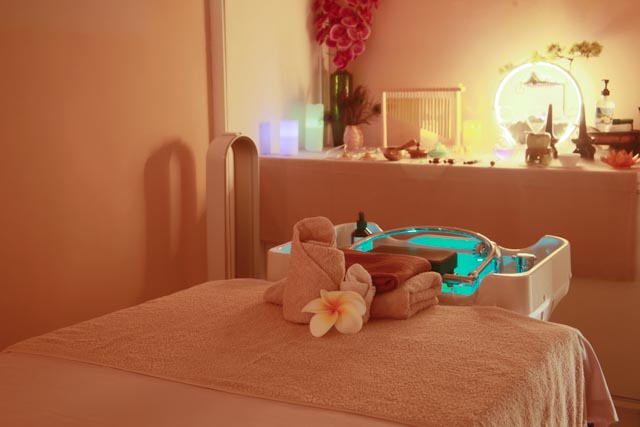 Rituel head spa : massage du cuir chevelu à l'institut Sawadee.
