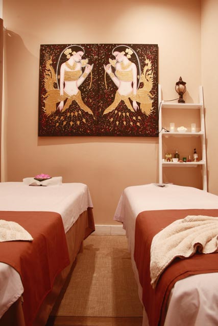 Massage en duo : deux tables côte à côte dans la cabine duo de Sawadee.