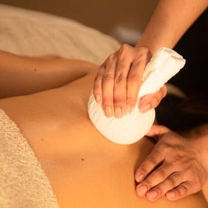 Massage Thaï aux Plantes dans Pochon Vapeur