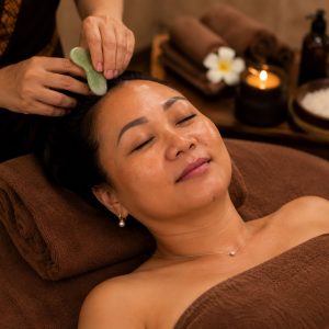 Massage crânien à l’huile de coco tiède & Gua Sha du cuir chevelu